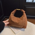 Braune Hobo-Handtasche mit Prägemuster und goldener Schnalle aus der Draufsicht - Braun