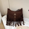 Borsa a tracolla in camoscio marrone scuro con frange boho e fibbia dorata - Marrone