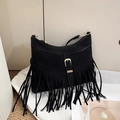 Borsa a tracolla in finta pelle scamosciata nera con frange e fibbia dorata - Nero