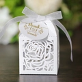 Elegante scatola regalo a rosa tagliata al laser bianca con nastro e etichetta per nozze - Bianco