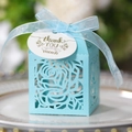 Scatola di caramelle rosa blu chiaro tagliata al laser con nastro ed etichetta su piatto bianco - Blu Tiffany