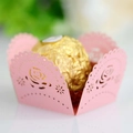 Scatola di carta rosa tagliata al laser con rose per decorazioni di cioccolatini - Rosa