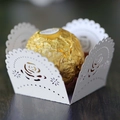 Elegante porta cioccolato in carta bianca intagliata al laser con rose per matrimoni - Bianco