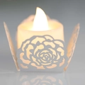 Laser-geschnittene weiße Papierkerzenhülle mit Rosenmuster und warmem LED-Teelicht - Weiß