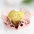 Rosa lasergeschnittene Pralinenmanschette mit Rosen-Hohlmuster für die Hochzeit - Rosa