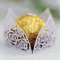 Eleganti scatole di caramelle bianche tagliate al laser a forma di rosa per matrimoni - Viola Chiaro