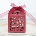 Scatola di caramelle rosa bordeaux tagliata al laser con carta perlata e nastro d'organza - Rosso scuro