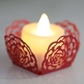 Rote lasergeschnittene Rosen-Papierhülle mit warmgelber LED-Elektronikkerze - Perlrot