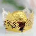 Goldene lasergeschnittene Pralinenmanschette mit Weihnachtsbaumsternen und Schneeflocken - Reflektierendes Gold