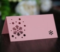 Segnaposto rosa con fiocco di neve tagliato al laser per Natale su tavolo di legno - Rosa