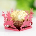 Roter lasergeschnittener Weihnachtsschokoladenhalter mit Rentier und Schneeflocken - Perlrot