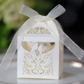 Élégante boîte à bonbons de mariage découpée au laser avec motif couple et nœud en soie - Ivoire