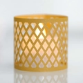 Portacandele dorato con trama a rombi geometrici e candela tealight accesa - Oro