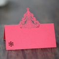Tarjeta de mesa roja cortada con láser con árbol de Navidad y copo sobre madera - Rojo Perlado