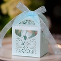 Boîte à bonbons de mariage bleu clair découpée au laser avec motif de couple et ruban - Bleu Pâle Perlé