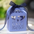 Elegante violette lasergeschnittene Hochzeits-Süßigkeitsbox mit Band und Silhouette - Saphirblau