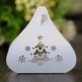 Boîte à bonbons blanche avec sapin de Noël découpé et flocons sur table en bois - Blanc