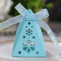 Elegante lichtblauwe piramide snoepdoos met lasergesneden sneeuwvlokken en lint - Tiffany Blauw