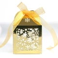 Goldene Geschenkbox in Hausform mit Schneeflocken-Ausschnitt und Satin-Schleife - Reflektierendes Gold
