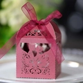 Boîte à bonbons de mariage découpée au laser bordeaux avec ruban et silhouettes - Rouge foncé