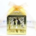 Elegante scatola per confetti dorata con sagoma di sposi e nastro decorativo - Oro Riflettente Doppio Lato