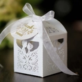 Boîte à bonbons de mariage découpée au laser blanche avec silhouette de mariés - Blanc (Avec Étiquette)