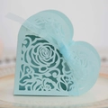 Boîte à dragées bleu clair en forme de cœur avec découpe laser rose et ruban organza - Bleu Pâle Perlé