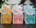 Boîte à bonbons de mariage découpée au laser en or rose et bleu avec silhouette élégante - Couleurs Mixtes Avec Étiquette