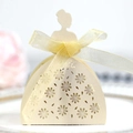 Gastgeschenkbox in Champagner mit Laser-Schnitt und eleganter Kleidsilhouette - Schmuck Cremestern