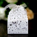 Elegante scatola per confetti bianca intagliata al laser con nastro argento per nozze - Bianco