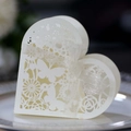 Scatola bomboniera beige a forma di cuore tagliata al laser con farfalla e fiocco nastro - Avorio