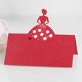 Élégant marque-place rouge découpé au laser avec silhouette de mariée et marguerites - Rouge Perlé