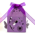 Elegante lila lasergeschnittene Schmetterling-Geschenkbox mit einer Seidenschleife - Dunkellila