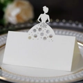 Weiße lasergeschnittene Hochzeit-Platzkarte mit eleganter Silhouette und hohlen Blumenmustern - Elfenbein