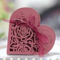Boîte à dragées rose en forme de cœur avec roses découpées au laser et ruban - Rouge foncé