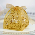 Scatola per dolci nuziali dorata tagliata al laser con motivi floreali e nastro - Oro