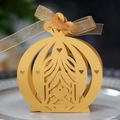 Exquisite lasergeschnittene goldene Kürbiswagen-Bonbonschachtel mit Band und Herzdesign - Gold