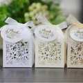 Boîte cadeau blanche découpée au laser avec flocon de neige et ruban pour les mariages - Style Avec Étiquette
