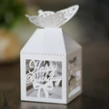 Laserschnitt-Geschenkbox in Weiß mit Schmetterling und Happy Birthday-Aussparung - Weiß
