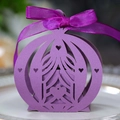 Elegante violette Bonbonschachtel in Kutschenform mit Laserschnitt und Satinband-Schleife - Dunkellila