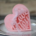 Rosa herzförmige Gastgeschenkbox mit I Love You Laserschnitt-Design und Schleife - Rosa
