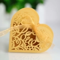 Hohle herzförmige goldene Hochzeits-Geschenkbox mit LOVE-Schriftzug und Seidenband - Gold