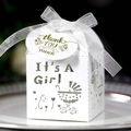 Weiße lasergeschnittene Babyparty-Geschenkbox mit Silberband und Dankeschön-Anhänger - Weiß