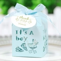 Hellblaue lasergeschnittene Babyparty Geschenkbox mit Schleife und It's A Boy Kinderwagen - Perlhellblau