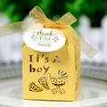 Gelbe Laser-Cut-Süßigkeitenbox für Babypartys mit It's A Boy Muster und Goldband - Gold