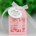 Scatola regalo nuziale rosa tagliata al laser con silhouette di coppia e nastro bianco - Rosa