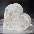 Elegante weiße LOVE-Geschenkschachtel mit Laserschnitt, Blumenmuster und Band - Elfenbein