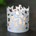 Paralume in carta a forma di stella con candela LED su un tavolo in legno rustico - Bianco