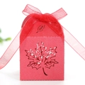 Rote hohle Ahornblatt Geschenkschachtel mit Texturpapier und Organzaband - Perlrot