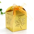 Goldene quadratische Geschenkschachtel mit Ahornblatt-Ausschnitt und passender Organza-Schleife - Reflektierendes Gold